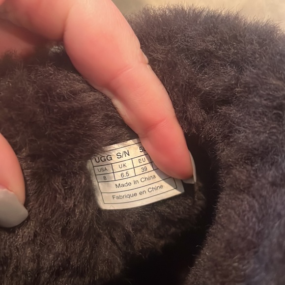 UGGS - Picture 3 of 5